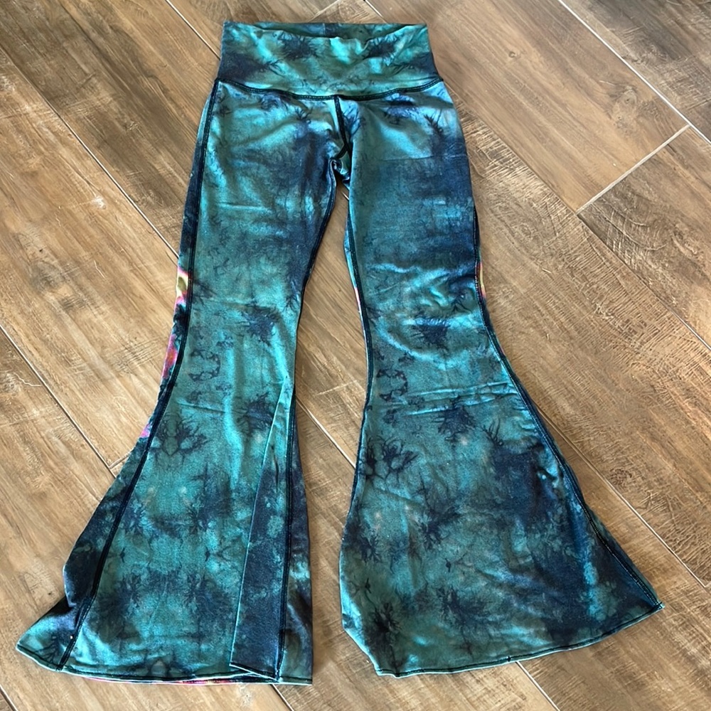 TEEKI BELLBOTTOM LEGGINGS